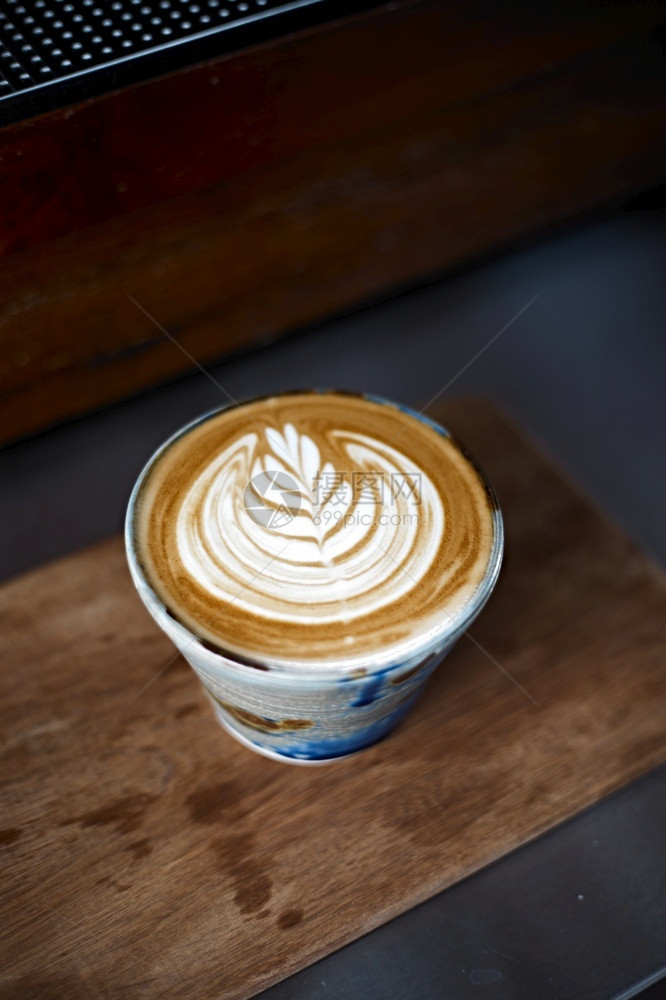 新鲜的选择焦点杯热拿铁艺术咖啡重点为白泡沫热拿铁艺术咖啡的焦点杯牛奶木制的图片