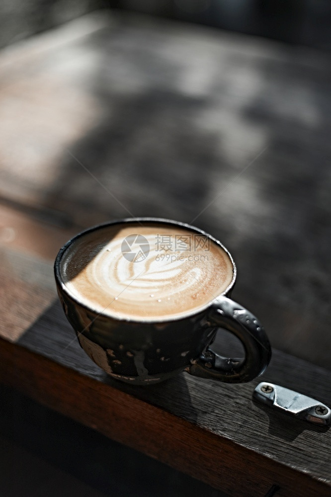 新鲜的选择焦点杯热拿铁艺术咖啡重点为白泡沫热拿铁艺术咖啡的焦点杯食物文化图片