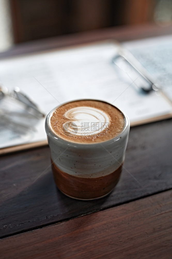 选择焦点杯热拿铁艺术咖啡重点为白泡沫热拿铁艺术咖啡的焦点杯新鲜美食柔软图片