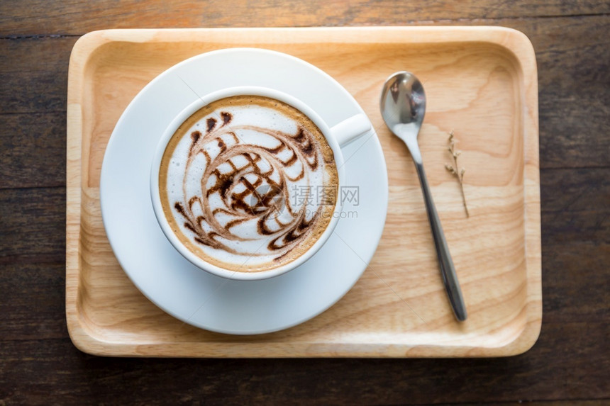 咖啡白杯桌边木托盘勺子中美艺术图案老的黑暗香气图片