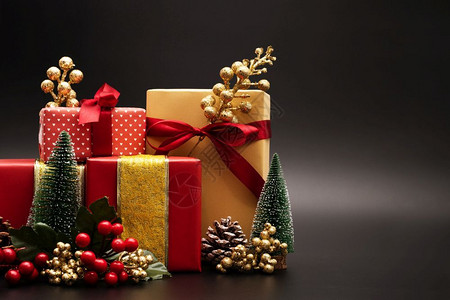 钟花圈圣诞节背景和新年快乐黑色背景礼物盒夹在黑背景上假期图片