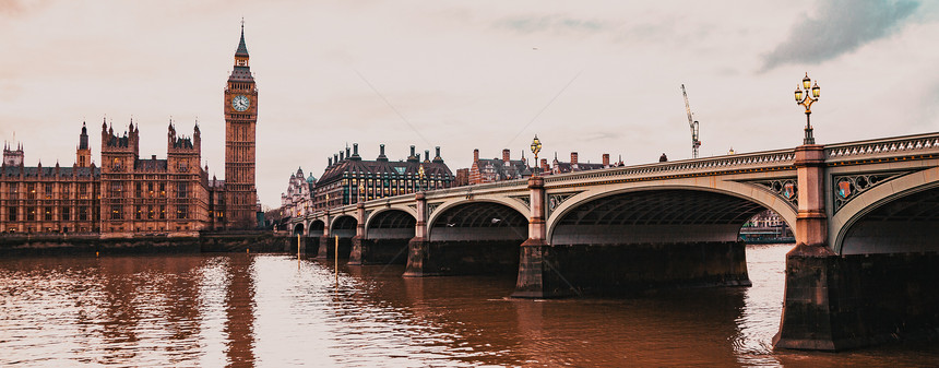 城市的钟泰晤士河日落时大本班和议会厦联合王国伦敦图片