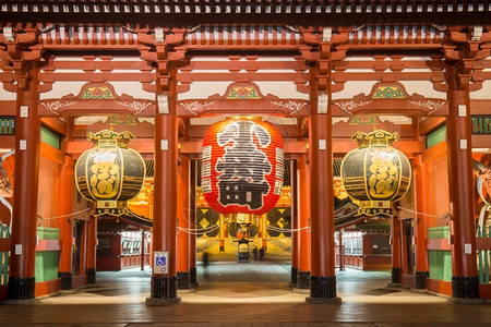 红色的观光黑暗三盏灯是日本东京浅草夜朝津寺的三道神殿象征图片