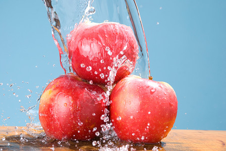 在苹果组上滴花夏季果汁的概念凉爽多汁营养背景图片