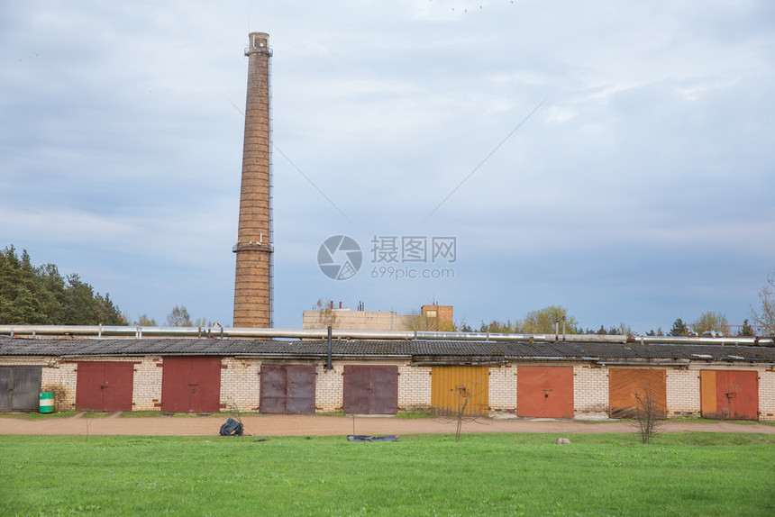 照片城市Jekababpils拉脱维亚Jekabpils旧工厂塔和车库城市观点白色的图片