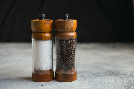 配料用于烹饪的木制盐和辣椒研磨机厨房美食图片