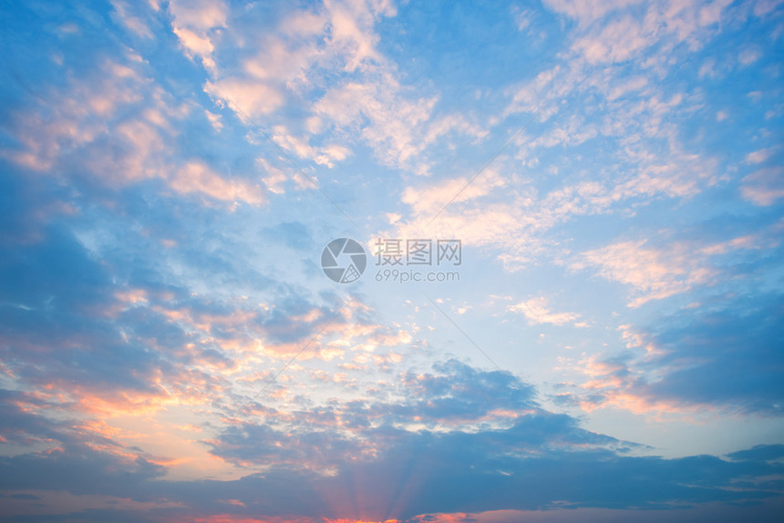戏剧蓝色天空背景纹理白云日落抽象的阳光图片