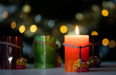 传统的为基督复临安息日或圣诞节背景提供4个蜡烛绿色木头图片