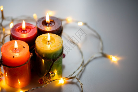 为基督复临安息日或圣诞节背景提供4个蜡烛传统的冬天图片