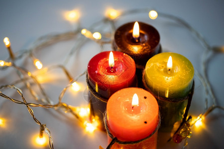 问候为基督复临安息日或圣诞节背景提供4个蜡烛象征光图片