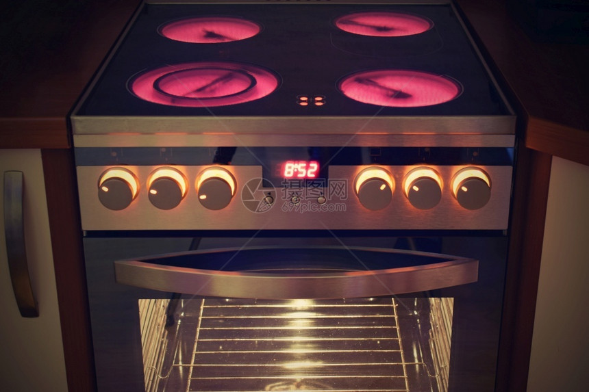 控制厨房内的电陶瓷炉建成当代的图片