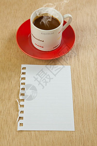 杯子笔记浓咖啡一杯热和木背景上的便条纸图片