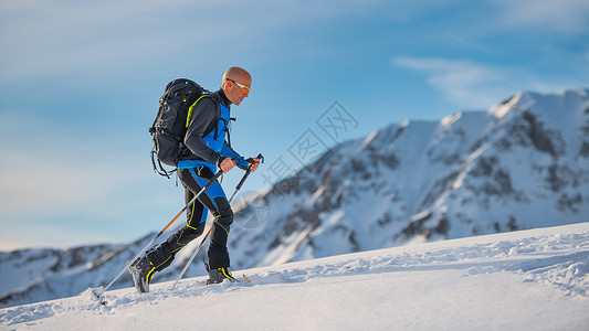 登雪山的滑雪者图片