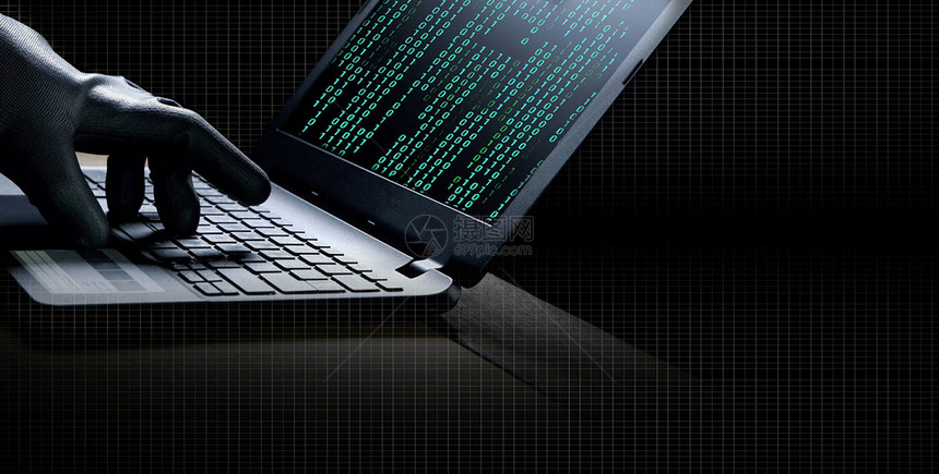 沟通商业黑客用笔记本电脑在黑手套中拼贴客的套将客用笔记本电脑对桌子上带有二分码的屏幕系统进行黑入白电网在深夜背景黑客和互联网络犯图片