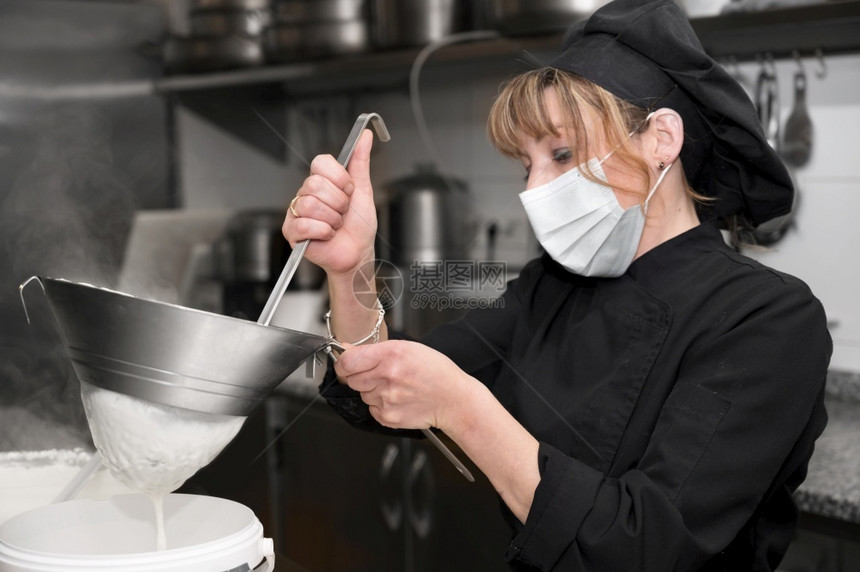 质量年轻的女厨师在商业房做饭的肖像高品质照片女厨师在商业房做饭的肖像酒店图片