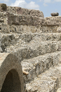 水萨丁尼亚Pula附近诺拉古罗马的废墟支柱爬坡道图片