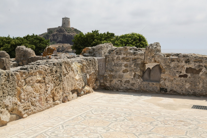 旅行古老的海洋萨丁尼亚Pula附近诺拉古罗马的废墟图片