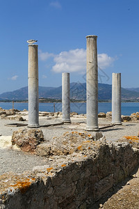 几何学岛萨丁尼亚Pula附近诺拉古罗马的废墟水图片