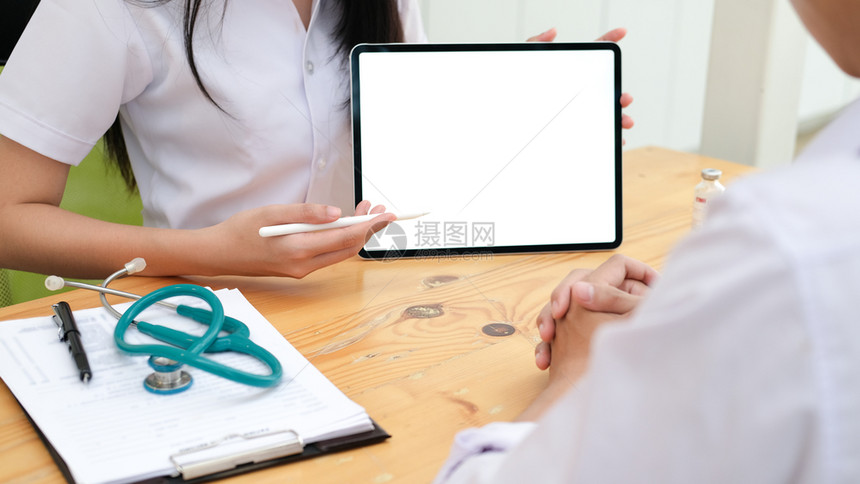 治疗医生使用平板电脑与病人保健医院和生概念讨论一些事情复制空白计算机和平板屏幕的空间单位美元诊断小样图片