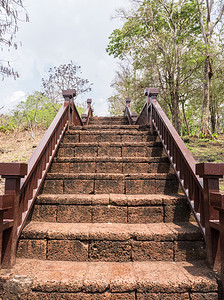 古老的后天石楼梯上面有金属护柱位于历史公园山顶外部步优质的图片
