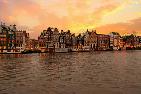 河日落时在荷兰阿姆斯特丹尔市风景城观中心图片