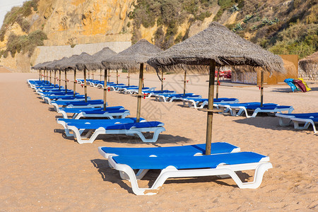 韦杰海滩阳伞和蓝色床雨伞晴天岛图片