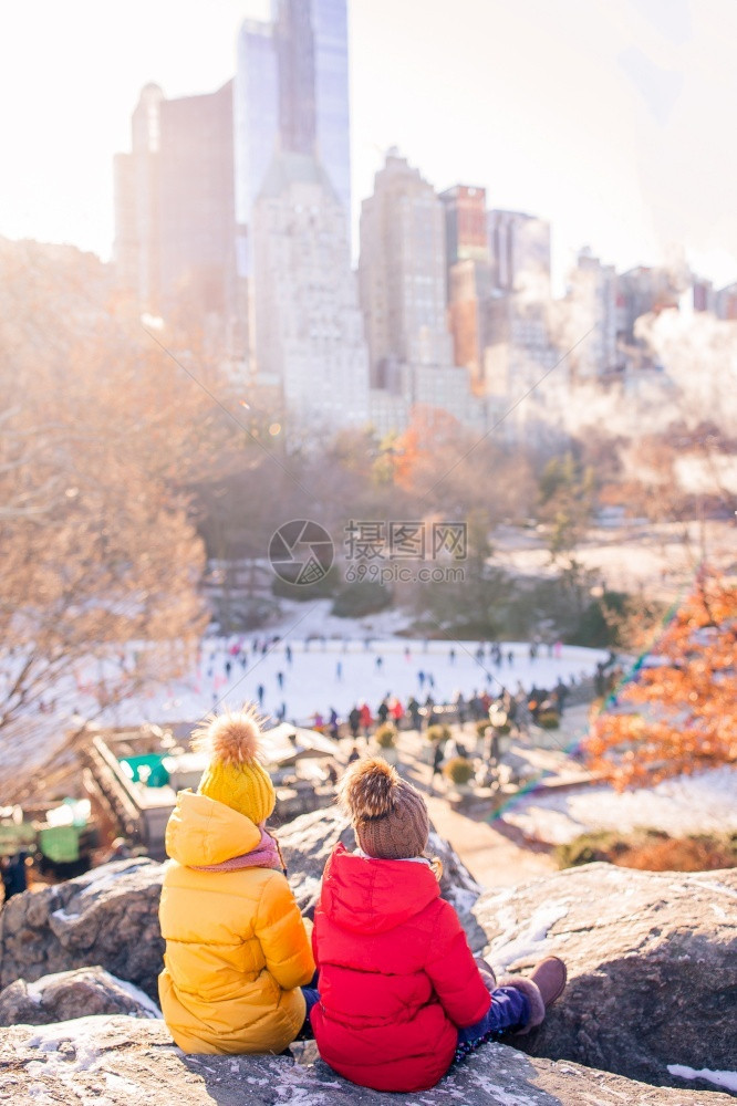 季节女孩们自然在纽约市的中央公园里可爱的小女孩玩得开心纽约市的中央公园里纽约的中央公园里图片