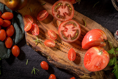 新鲜的番茄西红柿图片