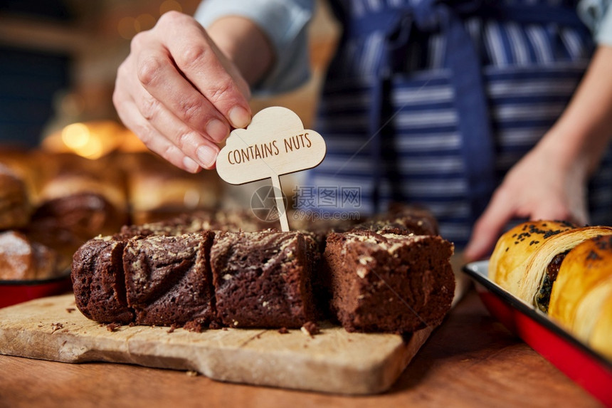 销售助理面包机装箱内含奶油的鲜烤褐色布朗尼茨商品展示饮食图片
