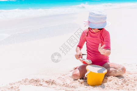 在海滩玩耍的小女孩图片