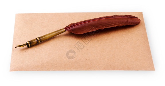 古老的烧旧信封上面有白色背景的短羽毛笔文档复古的棕色图片