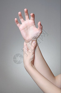 一位年轻女按摩她痛苦的手腕接触拉紧疼痛高清图片