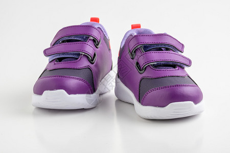 娱乐白底紫色运动鞋女孩穿紫皮运动鞋配白色的方便图片