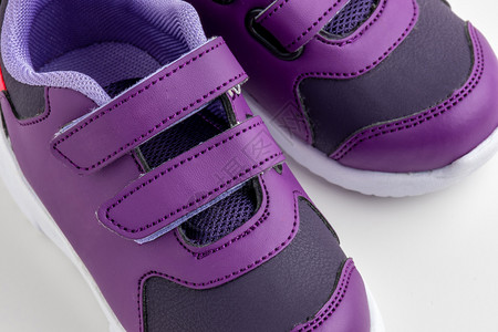 白底紫色运动鞋女孩穿紫皮运动鞋配方便可爱的女图片