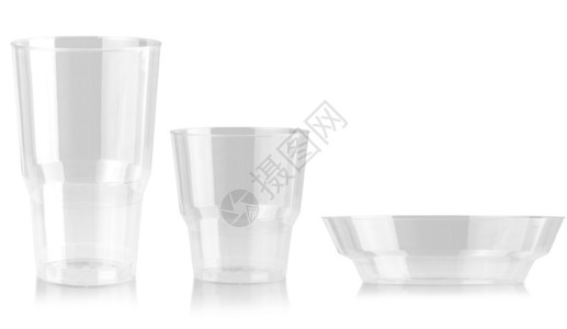 马克杯回收在白背景唇边上隔绝的塑料杯和板牌一次玻璃杯半透明图片