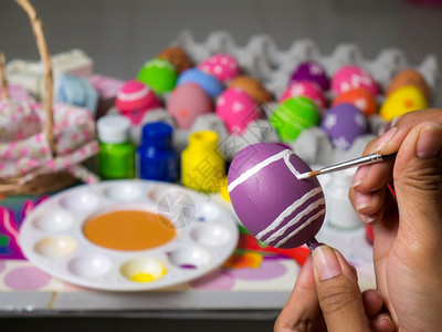 购美节排各种样的黄色复活节妇女画在东方鸡蛋上的彩画在东方节的鸡蛋上美艺术作品以优美的方式与刷子一起绘制各种颜色的彩蛋背景