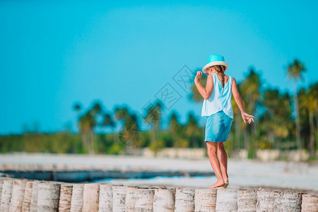 乐趣在海滩上享受假期的小女孩可爱姑娘在海滩上玩儿狂喜节度假加勒比海图片