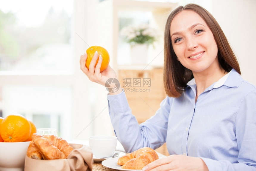 衬衫深褐色微笑的女商人在家吃健康早餐了晨女士图片