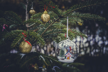 圣诞树上挂着玻璃吊坠图片