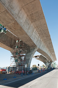 码头重建中道路的支离破碎通道在下面支柱图片