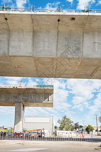 澳大利亚重建中道路的支离破碎通道柱子超过图片