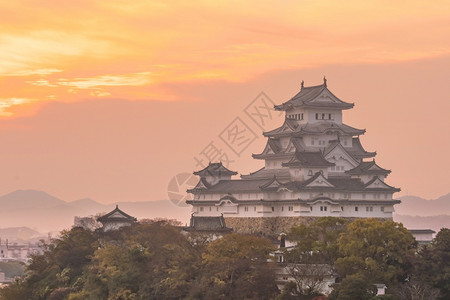 日出时在本喜地的城堡秋季景市观传统的姬路图片