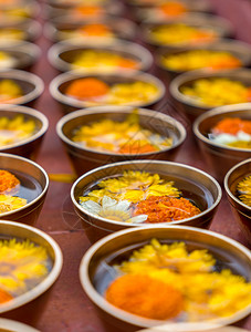 菊花文化佛教在寺庙内献花或用碗和横排的佛教宗提供鲜花或礼物新的图片