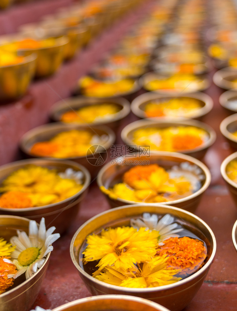 供品佛教在寺庙内献花或用碗和横排的佛教宗提供鲜花或礼物传统一种图片