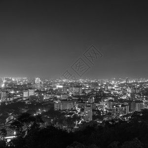 塔夜里黑白城市景色多彩是商业增长的都市宽黑色图片