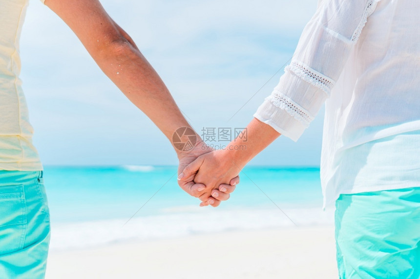 海边牵手的夫妇图片