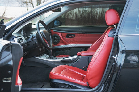 座位驾驶超级跑车豪华轿内装有红皮座椅和黑色细节图片