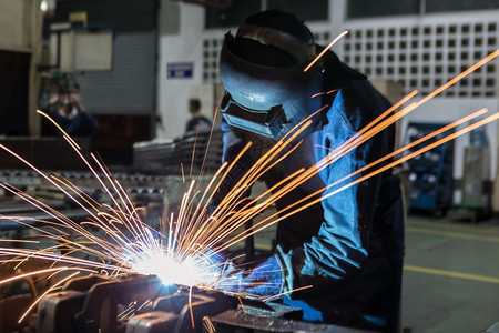 男人工业在汽车零件厂焊接正在制造业连图片