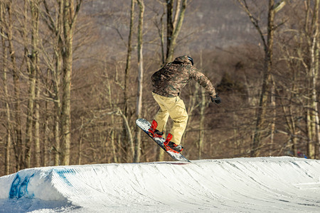 飞跃的滑雪运动员图片