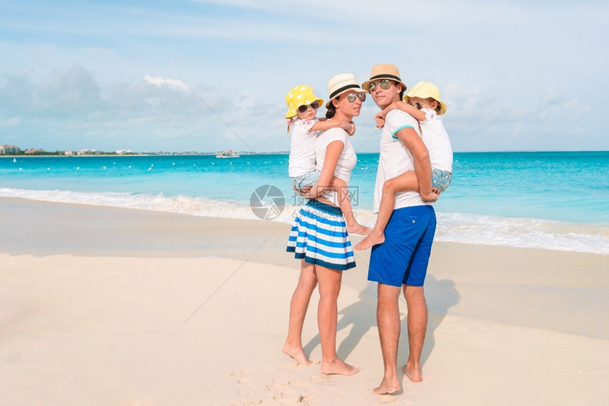 幸福家庭在沙滩上图片